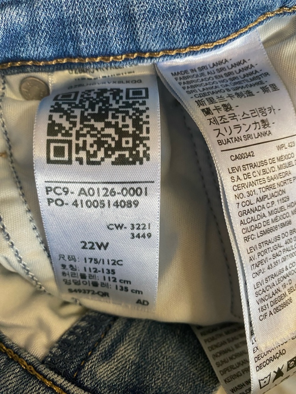 Levi’s classic red tag Women’s Light Blue capris 22W - Picture 4 of 10
